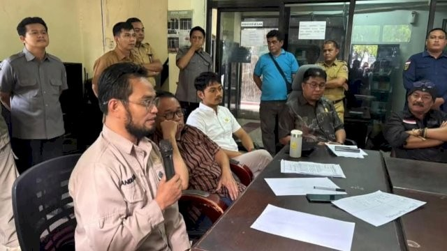 Sejumlah Anggota DPRD menerima warga Bitoa di ruang aspirasi DPRD Kota Makassar. (FOTO:ist)