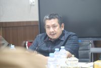 Ketua Komisi C DPRD Kota Makassar, Azwar Rasmin memimpin RDP membahas penolakan warga terhadap operasional Kafe Sat Ur Day.(FOTO:ist)