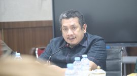 Ketua Komisi C DPRD Kota Makassar, Azwar Rasmin memimpin RDP membahas penolakan warga terhadap operasional Kafe Sat Ur Day.(FOTO:ist)