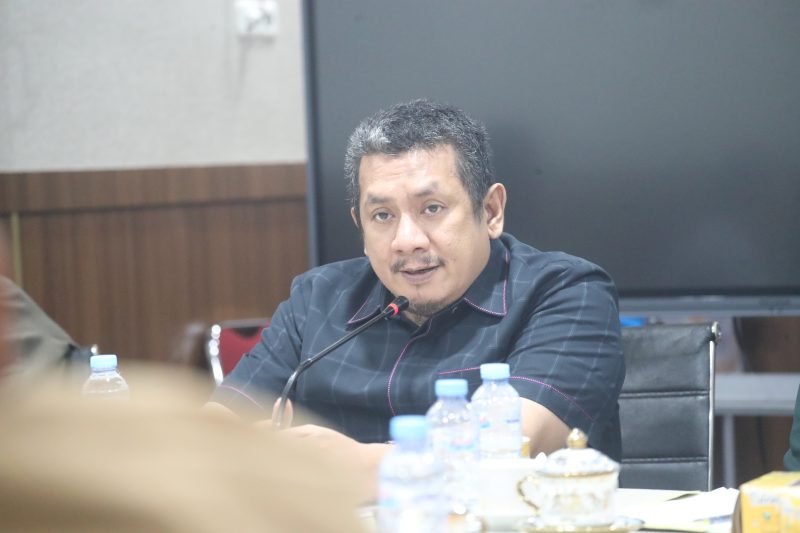 Ketua Komisi C DPRD Kota Makassar, Azwar Rasmin memimpin RDP membahas penolakan warga terhadap operasional Kafe Sat Ur Day.(FOTO:ist)
