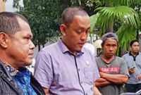 Anggota Komisi C DPRD Kota Makassar, Tri Sulkarnain menerima mahasiswa terkait parkir liar. (FOTO:ist)