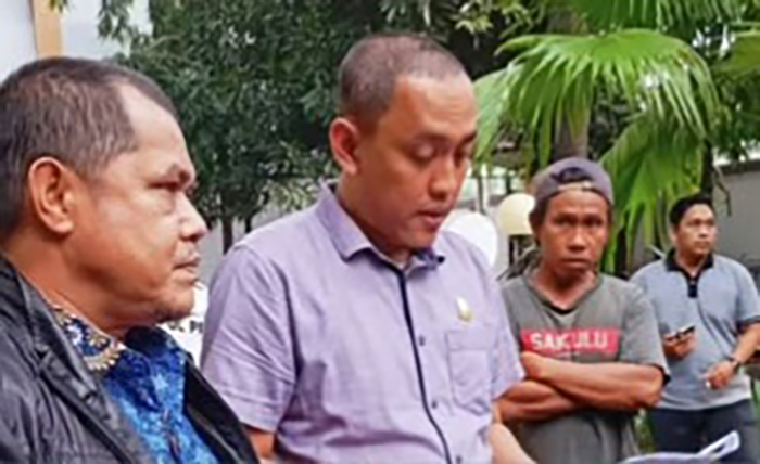 Anggota Komisi C DPRD Kota Makassar, Tri Sulkarnain menerima mahasiswa terkait parkir liar. (FOTO:ist)