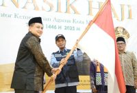 Walikota Makassar, Munafri Arifuddin melepas jemaah haji. (FOTO:ist)