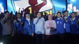 Walikota Makassar, Munafri Arifuddin dan Wakil Walikota Makassar, Aliyah Mustika Ilham foto bersama pengurus baru KNPI Kota Makassar. (FOTO:ist)