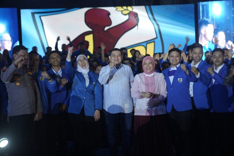 Walikota Makassar, Munafri Arifuddin dan Wakil Walikota Makassar, Aliyah Mustika Ilham foto bersama pengurus baru KNPI Kota Makassar. (FOTO:ist)