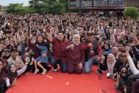 Pasangan Walikota dan Wakil Walikota Makassar Munafri Arifuddin dan Aliyah Mustika Ilham merayakan kemenangan MULIA di Pantai Bosowa. (FOTO:HUMAS PEMKOT)