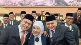 Momen Danny Pomanto bersama Walikota Makassar 2025-2029, Munafri Arifuddin dan Wakil Walikota Makassar 2025-2029 Aliyah Mustika Ilham di Rapat Paripurna Penetapan Walikota dan Wakil Walikota Makassar 2025-2029. (FOTO:ist)