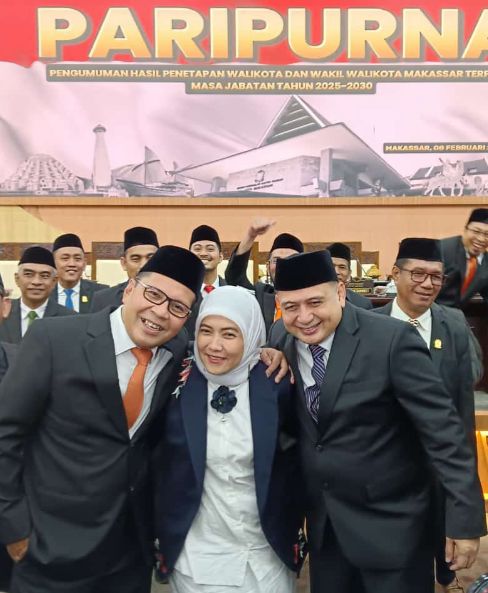 Momen Danny Pomanto bersama Walikota Makassar 2025-2029, Munafri Arifuddin dan Wakil Walikota Makassar 2025-2029 Aliyah Mustika Ilham di Rapat Paripurna Penetapan Walikota dan Wakil Walikota Makassar 2025-2029. (FOTO:ist)