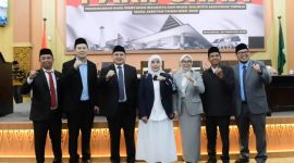 Fraksi Gerinda bersama Walikota Makassar, Munafri Arifuddin dan Wakil Walikota Makassar, Aliyah Mustika Ilham saat foto bersama setelah Rapat Paripurna Penetapan Walikota dan Wakil Walikota Makassar 2025-2029. (FOTO:ist) 