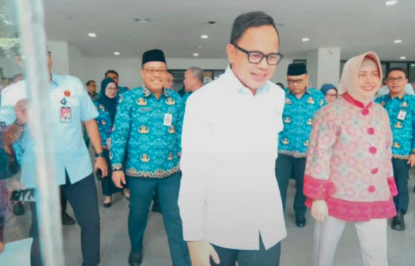 Sekwan DPRD Kota Makassar, Dahyal, S. Sos., M. Si., mendampingi Wamendagri di MPP. (FOTO:ist)