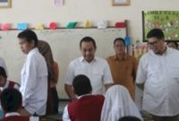 Fraksi Gerindra Kota Makassar mendatangi SDN Cendrawasih memantau program MBG. (foto:ist)