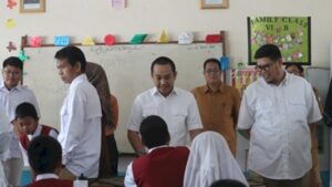 Fraksi Gerindra Kota Makassar mendatangi SDN Cendrawasih memantau program MBG. (foto:ist)
