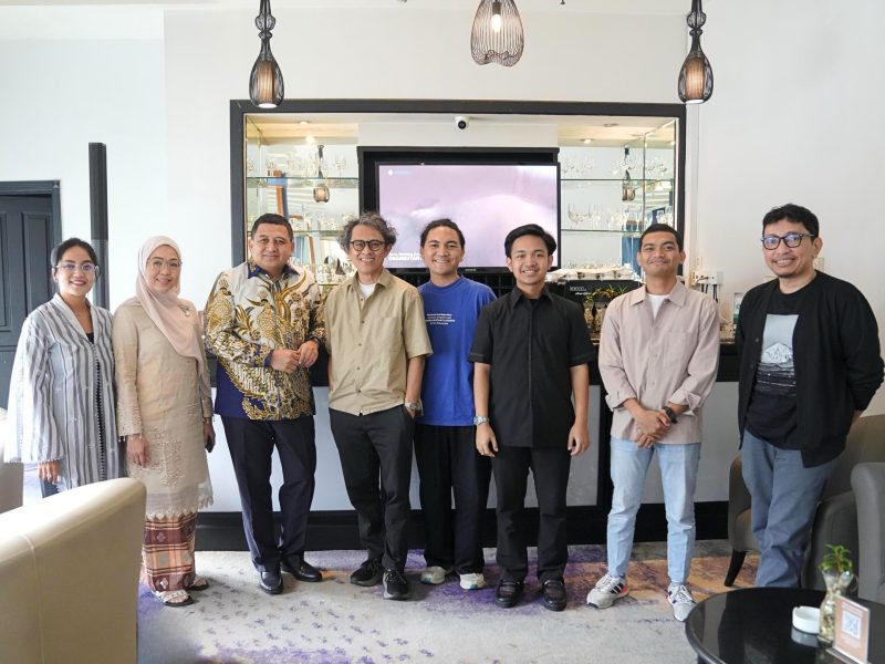 Dalam sebuah diskusi strategis yang berlangsung di Hotel Aryaduta (25/05/2025), Wali Kota Makassar, Munafri Arifuddin, bertemu dengan sejumlah tokoh penting seperti sutradara Riri Riza, Melinda Aksa, tim ahli Pemkot Makassar, dan Makassar Creative Hub. (FOTO:HUMAS PEMKOT)