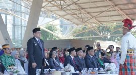 Walikota Makassar, Munafri Arifuddin, memimpin apel upacara memperingati Hari Pendidikan Nasional yang digelar di Lapangan Karebosi, Makassar, pada 2 Mei 2025. (FOTO:HUMAS PEMKOT)