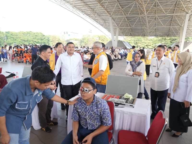 Wali Kota Makassar, Munafri Arifuddin,  berkolaborasi bersama Lions Club Makassar Mammiri, lebih dari 600 kacamata gratis dibagikan kepada siswa sekolah dasar dan menengah pertama di Lapangan Karebosi pada Rabu (14/05/2025). (FOTO:HUMAS PEMKOT)