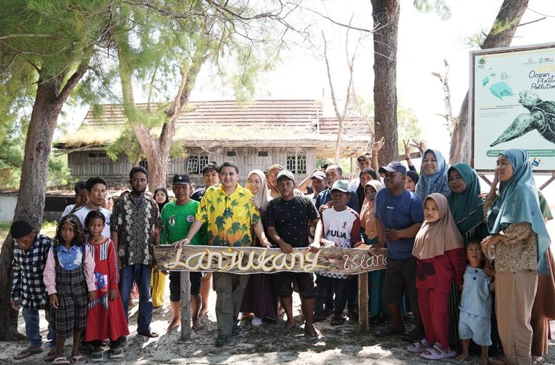Wali Kota Makassar, Munafri Arifuddin, bersama Ketua TP PKK Kota Makassar, Ibu Melinda Aksa, melakukan kunjungan kerja ke empat pulau terluar yang masuk wilayah administrasi Kota Makassar: Pulau Langkai, Lanjukang, Lumu-Lumu, dan Bonetambu. (FOTO:ist)