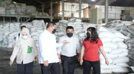 Wali Kota Makassar, Munafri Arifuddin, melakukan kunjungan kerja ke Pabrik Naga Kuda Brand yang terletak di perbatasan Maros-Makassar, Rabu (28/05/2025).(FOTO:HUMAS PEMKOT)