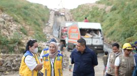 Wali Kota Makassar, Munafri Arifuddin, bersama Direktur Jenderal Cipta Karya Kementerian PUPR, Dewi Chomistriana, melakukan kunjungan langsung ke Tempat Pembuangan Akhir (TPA) Antang di Kecamatan Manggala, Selasa (13/5/2025).(FOTO:HUMAS PEMKOT)