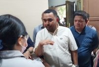 Wakil Ketua DPRD Kota Makassar, Andi Suharmika, melakukan inspeksi mendadak ke PT Saut di Kawasan Industri Makassar (KIMA) setelah menerima laporan pelanggaran perizinan dan indikasi pencemaran lingkungan pada Kamis (08/05/2025). (FOTO:ist)