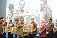 Pemerintah Kota Makassar menorehkan pencapaian membanggakan dengan menerima Standar Pelayanan Minimal (SPM) Awards 2025 dari Kementerian Dalam Negeri.(FOTO:HUMAS PEMKOT)