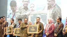 Pemerintah Kota Makassar menorehkan pencapaian membanggakan dengan menerima Standar Pelayanan Minimal (SPM) Awards 2025 dari Kementerian Dalam Negeri.(FOTO:HUMAS PEMKOT)