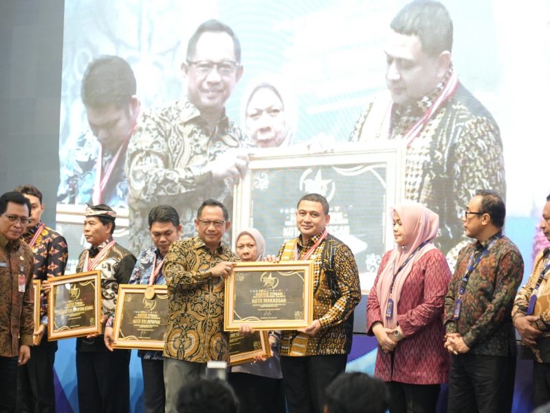 Pemerintah Kota Makassar menorehkan pencapaian membanggakan dengan menerima Standar Pelayanan Minimal (SPM) Awards 2025 dari Kementerian Dalam Negeri.(FOTO:HUMAS PEMKOT)