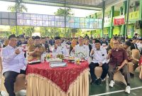 Madrasah Aliyah Negeri (MAN) 2 Makassar kembali mencuri perhatian publik lewat prosesi penamatan siswa kelas XII yang digelar secara sederhana namun penuh makna di lapangan indoor madrasah, Senin (5/5/25). (FOTO:ist)