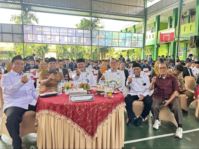 Madrasah Aliyah Negeri (MAN) 2 Makassar kembali mencuri perhatian publik lewat prosesi penamatan siswa kelas XII yang digelar secara sederhana namun penuh makna di lapangan indoor madrasah, Senin (5/5/25). (FOTO:ist)