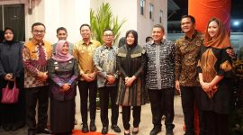 Pemerintah Kota Makassar kembali menorehkan prestasi membanggakan di tingkat nasional dalam acara Dialog Sinkronisasi Program Prioritas Kementerian Pemberdayaan Perempuan dan Perlindungan Anak (KemenPPPA) Republik Indonesia yang digelar di Baruga Asta Cita, Kota Makassar berhasil meraih dua penghargaan bergengsi, yakni Anugerah Parahita Ekapraya (PPE) dan predikat Kota Layak Anak (KLA) kategori Nindya.(FOTO:HUMAS PEMKOT)