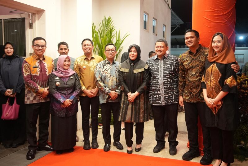 Pemerintah Kota Makassar kembali menorehkan prestasi membanggakan di tingkat nasional dalam acara Dialog Sinkronisasi Program Prioritas Kementerian Pemberdayaan Perempuan dan Perlindungan Anak (KemenPPPA) Republik Indonesia yang digelar di Baruga Asta Cita, Kota Makassar berhasil meraih dua penghargaan bergengsi, yakni Anugerah Parahita Ekapraya (PPE) dan predikat Kota Layak Anak (KLA) kategori Nindya.(FOTO:HUMAS PEMKOT)