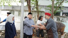 Pada Kamis, 6 Juni 2025, kegiatan penyembelihan hewan kurban digelar di lingkungan Balai Kota Makassar, dengan dihadiri oleh jajaran pimpinan, termasuk Wali Kota, Wakil Wali Kota, dan Sekretaris Daerah.(FOTO:HUMAS PEMKOT)