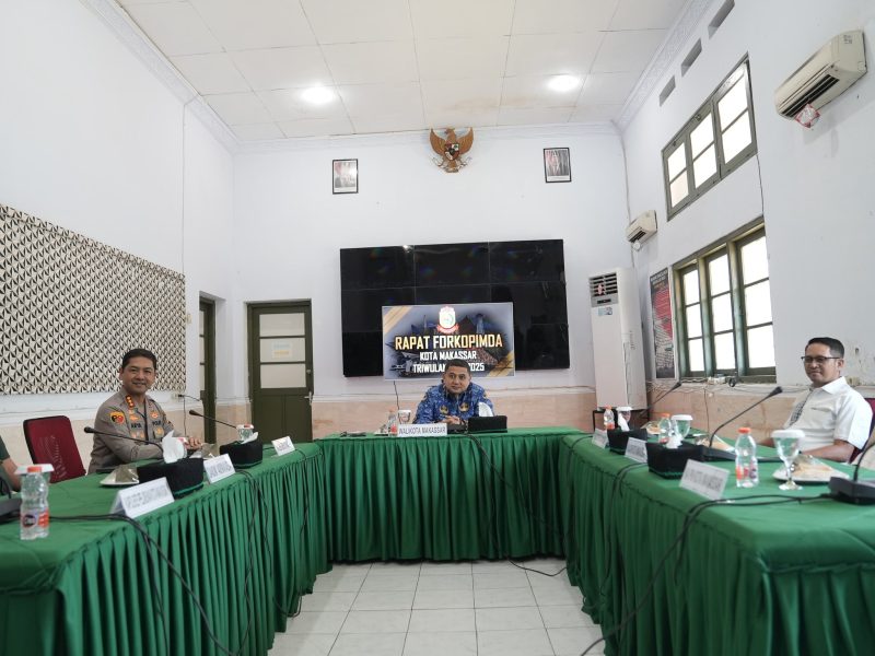 Walikota Makassar, Munafri Arifuddin, bersama jajaran Forum Komunikasi Pimpinan Daerah (Forkopimda) Makassar menggelar rapat koordinasi strategis di Markas Kodim 1408, pada Selasa, 17 Juni 2025.(FOTO:HUMAS PEMKOT)