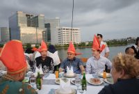 Walikota Makassar, Munafri Arifuddin, menggelar jamuan makan malam yang hangat bersama jajaran Kedutaan Besar Belanda di atas Kapal Pinisi yang berlayar tenang di sepanjang Pantai Losari, Rabu malam, 18 Juni 2025. (FOTO:HUMAS PEMKOT)