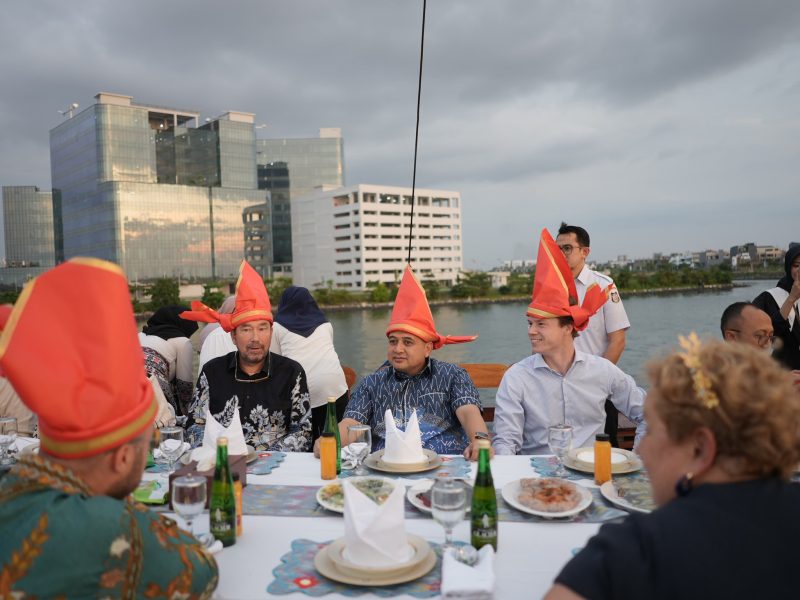 Walikota Makassar, Munafri Arifuddin, menggelar jamuan makan malam yang hangat bersama jajaran Kedutaan Besar Belanda di atas Kapal Pinisi yang berlayar tenang di sepanjang Pantai Losari, Rabu malam, 18 Juni 2025. (FOTO:HUMAS PEMKOT)