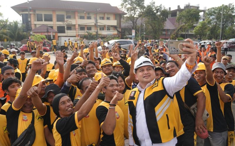 Walikota Makassar, Munafri Arifuddin, kembali menunjukkan keseriusannya dalam membenahi infrastruktur kota melalui aksi bersih-bersih saluran di kawasan Pettarani pada 18 Juni 2025.(FOTO:HUMAS PEMKOT)