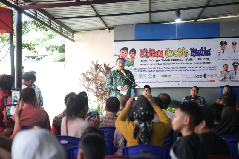 Wali Kota Makassar, Munafri Arifuddin menghadiri kegiatan sunatan massal gratis yang digelar di Kelurahan Banta-Bantaeng, Kecamatan Rappocini, pada Rabu (26/6/2025). (FOTO:HUMAS PEMKOT)