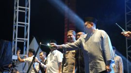 Wali Kota Makassar, Munafri Arifuddin, memimpin langsung pelepasan Pawai Obor Festival Muharram di halaman Masjid Al-Markaz Al-Islami pada Rabu malam, 26 Juni 2025. ( FOTO : HUMAS PEMKOT)