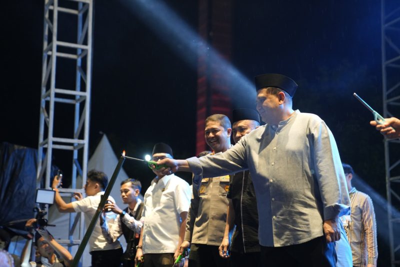 Wali Kota Makassar, Munafri Arifuddin, memimpin langsung pelepasan Pawai Obor Festival Muharram di halaman Masjid Al-Markaz Al-Islami pada Rabu malam, 26 Juni 2025. ( FOTO : HUMAS PEMKOT)