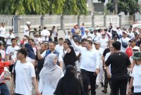 Wali Kota Makassar, Munafri Arifuddin, turut ambil bagian dalam kegiatan jalan santai “Sulsel Anti Mager” yang diselenggarakan oleh Pemerintah Provinsi Sulawesi Selatan pada Jumat, 27 Juni 2025.(FOTO:HUMAS PEMKOT)