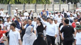 Wali Kota Makassar, Munafri Arifuddin, turut ambil bagian dalam kegiatan jalan santai “Sulsel Anti Mager” yang diselenggarakan oleh Pemerintah Provinsi Sulawesi Selatan pada Jumat, 27 Juni 2025.(FOTO:HUMAS PEMKOT)