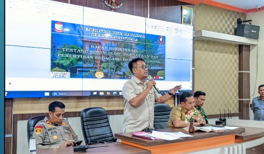 Plt. Direktur Utama Perumda Pasar Makassar Raya menghadiri Rapat Koordinasi terkait pendataan dan penertiban pedagang di sepanjang Jl. Sawi dan Jl. Labu, Kecamatan Bontoala, Kota Makassar, pada Selasa (24/6/2025). (FOTO:HUMAS)