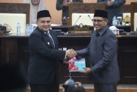 Walikota Makassar, Munafri Arifuddin menyerahkan RPJMD  Kota Makassar 2025-2029 kepada Ketua DPRD Kota Makassar, Supratman di Rapat Paripurna, Rabu(11/06/2025).(FOTO:HUMAS DPRD)