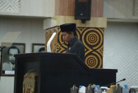 Idris, S.IPem, anggota DPRD dari Fraksi Gerindra menyampaikan Pandangan Fraksi Partai Gerindra di Rapat Paripurna DPRD Kota Makassar (12/6). (FOTO:HUMAS DPRD)
