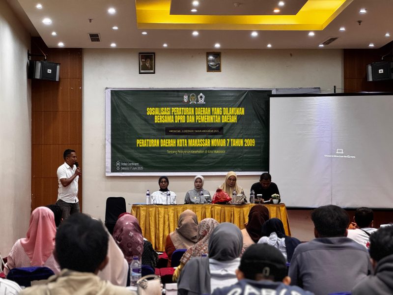 Anggota DPRD Kota Makassar dari Fraksi Partai Golkar, Drg. Eshin Usami Nur Rahman, menggelar kegiatan Sosialisasi Peraturan Daerah Tahun 2025 dengan mengangkat Perda Nomor 7 Tahun 2009 tentang Pelayanan Kesehatan. Kegiatan ini berlangsung di Hotel Continent Makassar pada Senin, 17 Juni 2025.  (FOTO:REDAKSI)