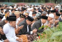 Wali Kota Makassar, Munafri Arifuddin, melaksanakan perayaan Hari Raya Idul Adha 1446 Hijriah bersama ribuan masyarakat di Lapangan Karebosi pada Jumat pagi (6/6/2025). (FOTO:HUMAS PEMKOT)