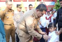 Walikota Makassar, Munafri Arifuddin membagikan seragam sekolah gratis di Kota Makassar. (FOTO:HUMAS PEMKOT)