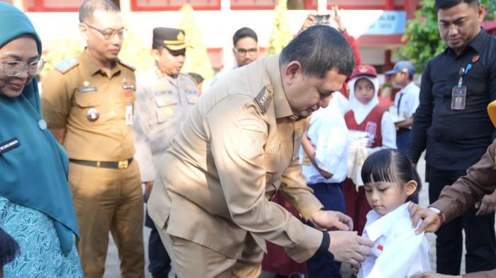 Walikota Makassar, Munafri Arifuddin membagikan seragam sekolah gratis di Kota Makassar. (FOTO:HUMAS PEMKOT)