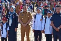 Pemerintah Kabupaten Gowa kembali menunjukkan komitmennya terhadap pendidikan dengan membagikan seragam sekolah gratis kepada 20.390 siswa SD dan SMP negeri.(FOTO:IST)