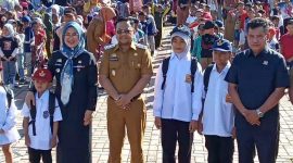 Pemerintah Kabupaten Gowa kembali menunjukkan komitmennya terhadap pendidikan dengan membagikan seragam sekolah gratis kepada 20.390 siswa SD dan SMP negeri.(FOTO:IST)