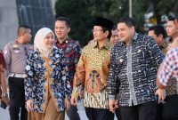 Suasana senja yang memesona di Pantai Losari menjadi latar momen hangat saat Wali Kota Makassar bersama Wakil Wali Kota, Aliyah Mustika Ilham, menyambut kedatangan Menteri Agama Republik Indonesia, Prof. Dr. KH. Nasaruddin Umar. (FOTO:REDAKSI)